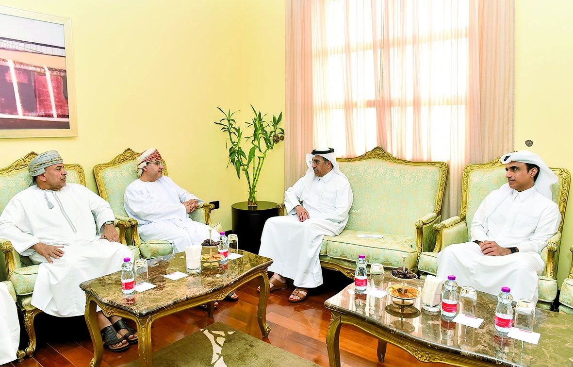 د.علي بن صميخ يجتمع مع مشاركين في المؤتمر