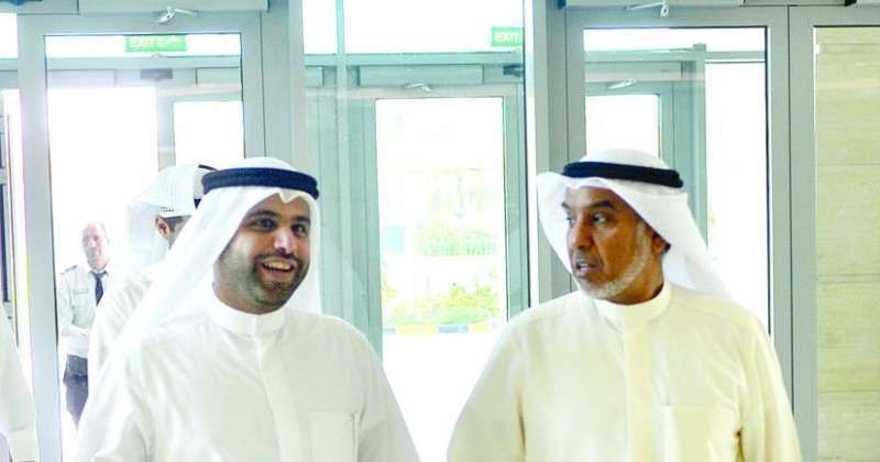 عبدالله المحري مستقبلاً فهد الشعلة خلال زيارته مبنى المجلس البلدي الجديد (تصوير سعود سالم)