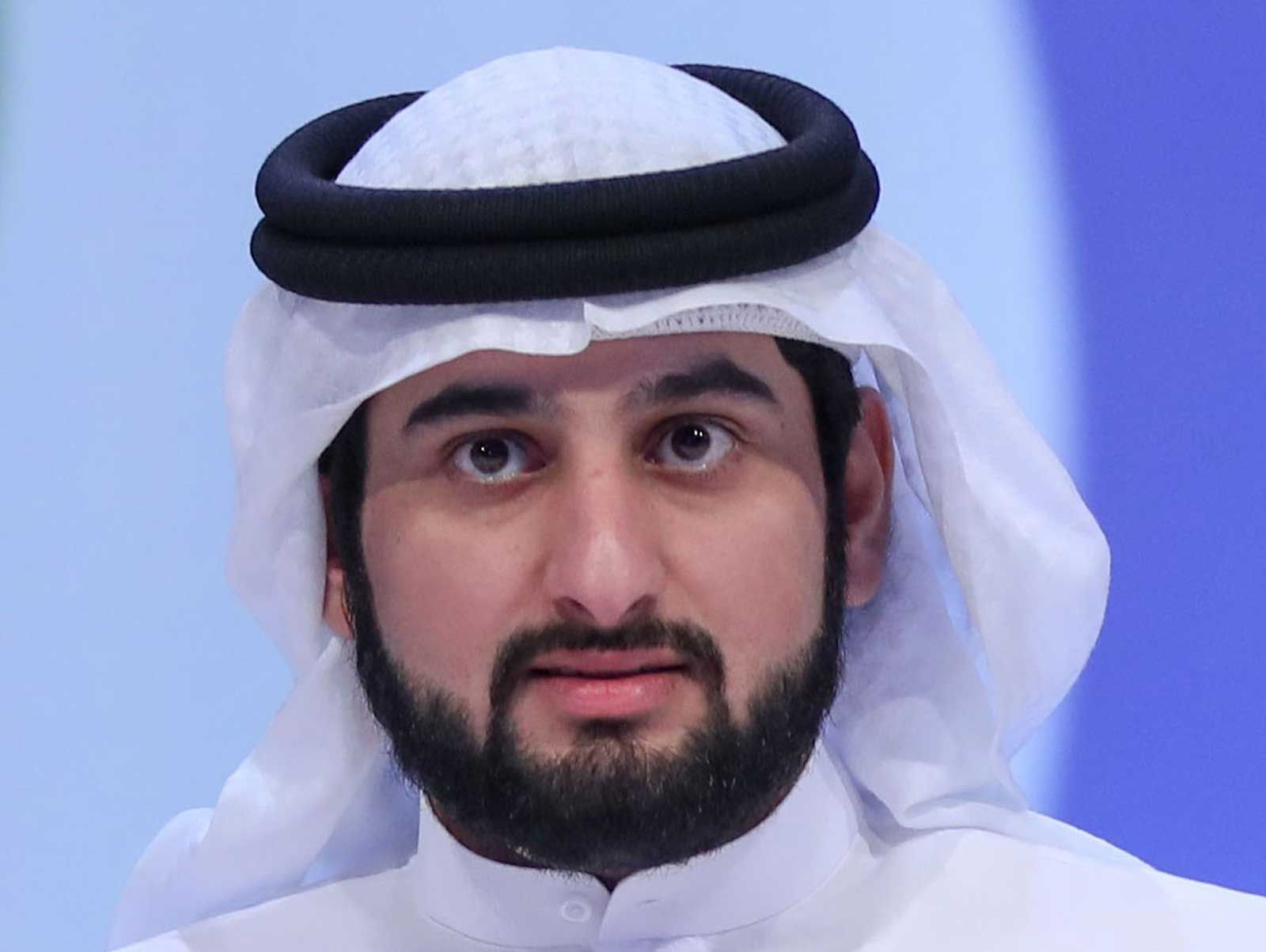 أحمد بن محمد يُقدّم واجب العزاء في وفاة ميزر سيف المرّي