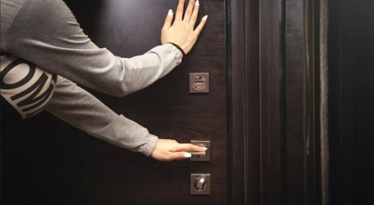 فنانة عربية شهيرة تقتحم منزل عشيقة زوجها الذي اشتراه لها وتلقنها درساً لن تنساه