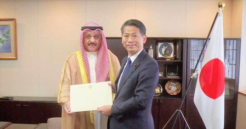 السفير حيات يسلم رسالة من وزير الخارجية لنظيره الياباني