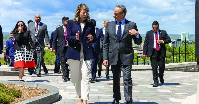 سالم الصباح وميلاني جولي في حديث جانبي على هامش المحادثات