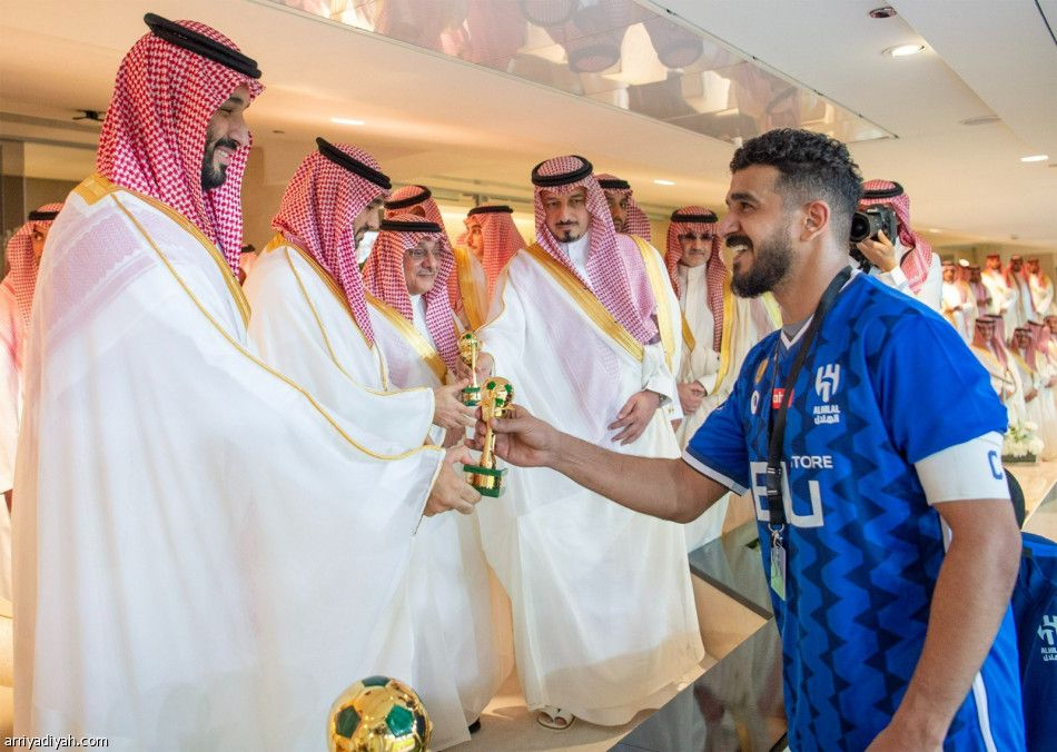 سمو ولي العهد يتوج الهلال بكأس الملك