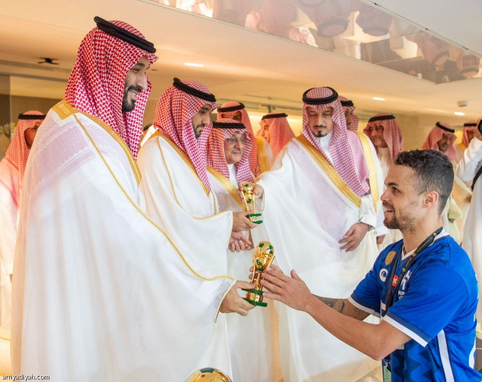 سمو ولي العهد يتوج الهلال بكأس الملك