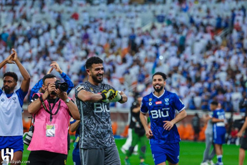 المعيوف يهدي الهلال ذهب كأس الملك