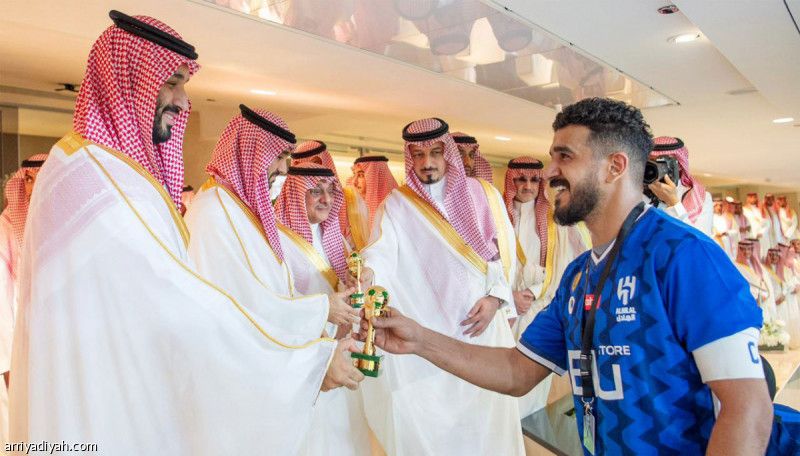 ولي العهد يتوج الهلال بالكأس
