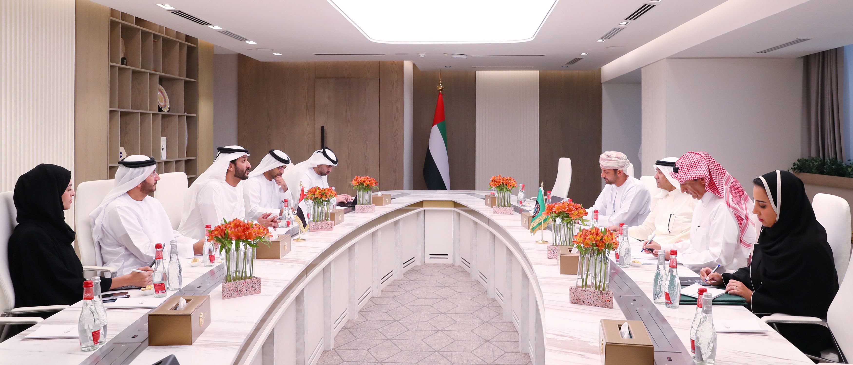 وزير الاقتصاد يبحث مع أمين عام مجلس التعاون آليات تحول الاقتصادات الخليجية نحو القطاعات الجديدة