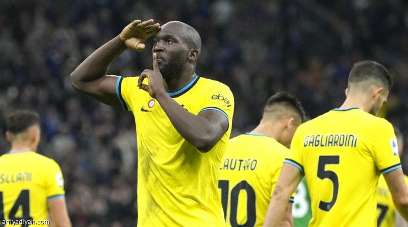 لوكاكو يقود إنتر إلى الثالث