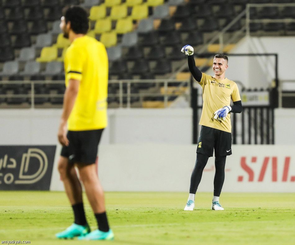 سانتو يقرأ الهلال