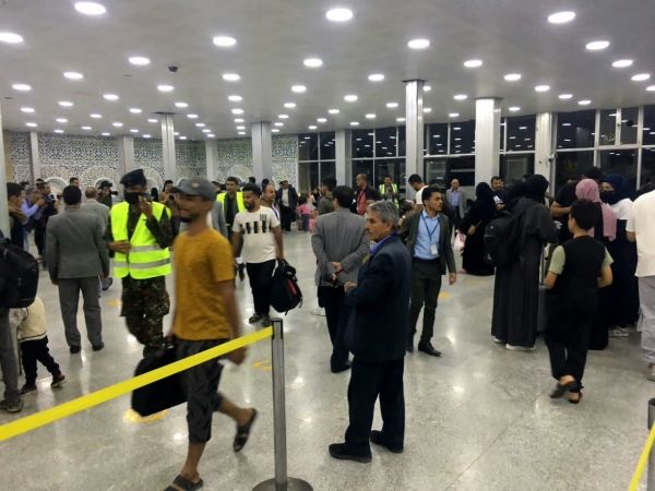 وصول 360 يمنيا من العالقين في السودان عبر رحلتي طيران إلى عدن وصنعاء