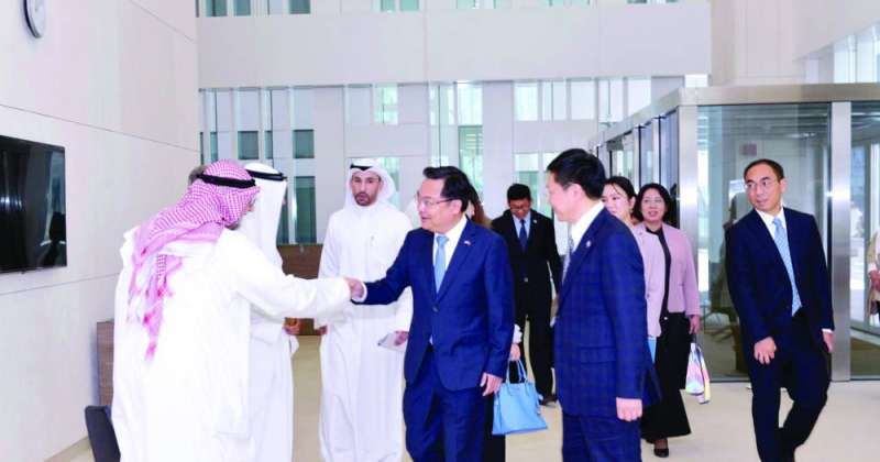 السفير جيانوي يتقدّم الوفد الصيني في زيارته لجامعة الكويت