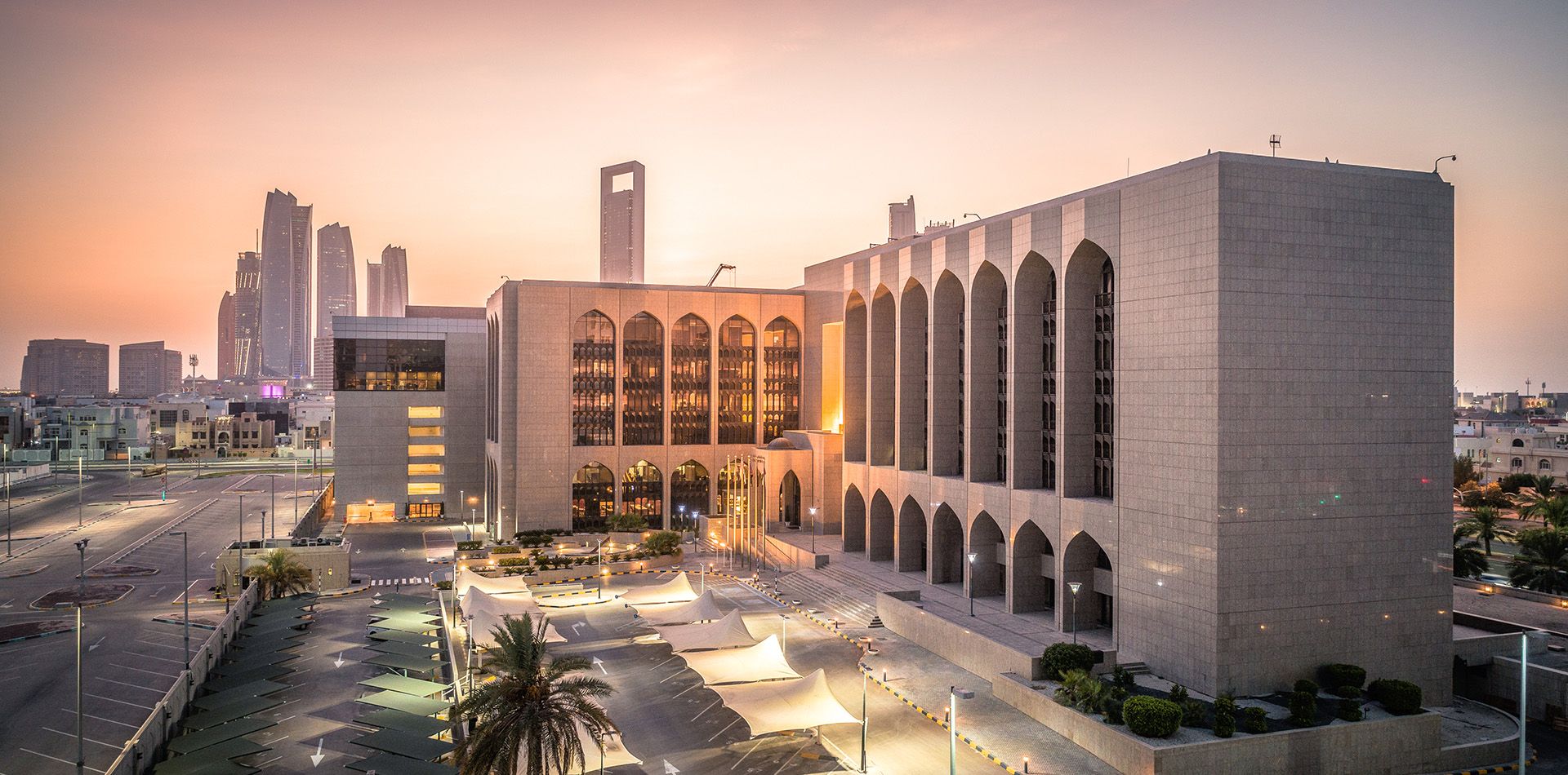مصرف الإمارات المركزي يفرض عقوبات إدارية على 8 بنوك عاملة في الدولة