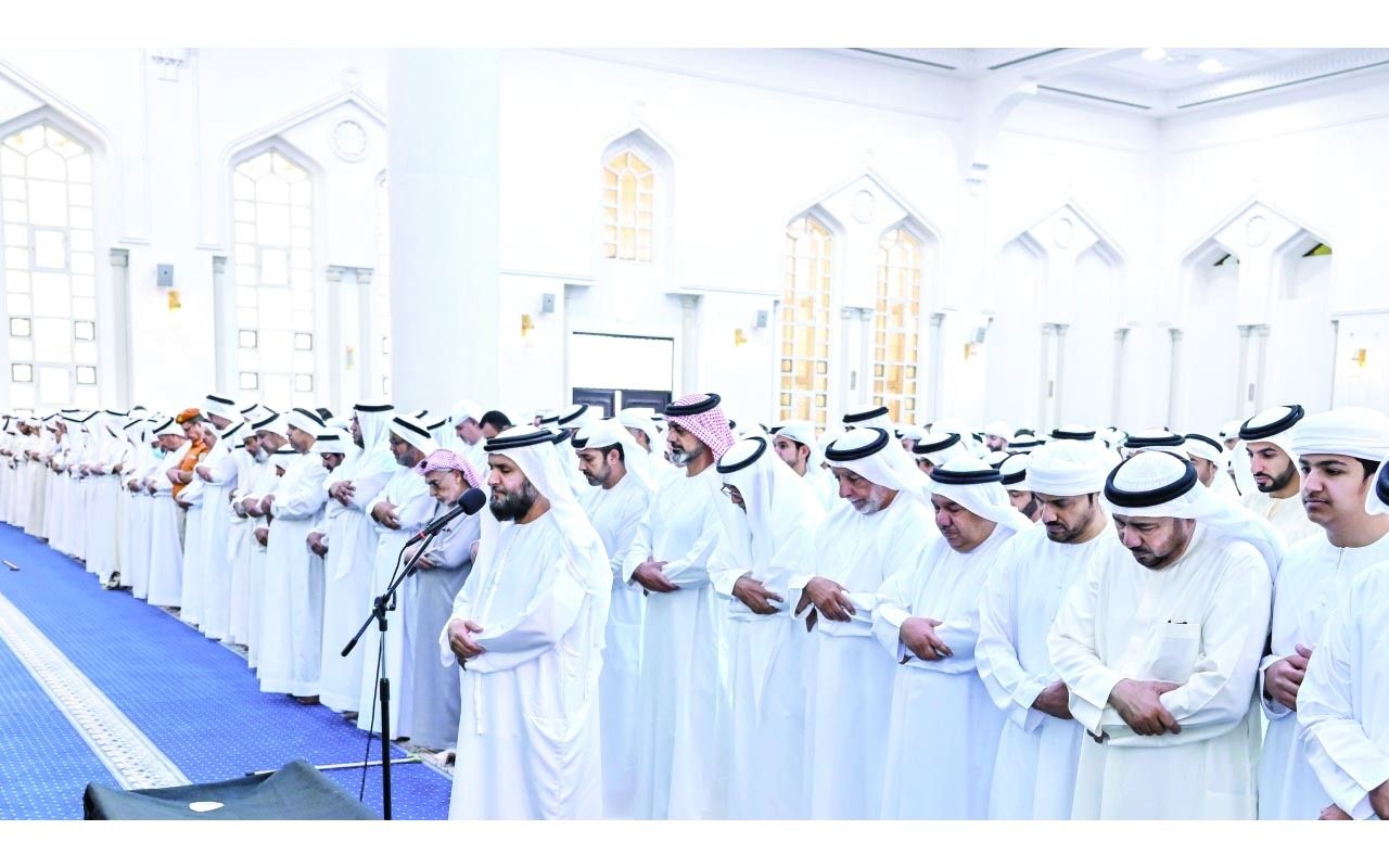 ولي عهد عجمان يؤدي صلاة الجنازة على جثمان شماء البدواوي