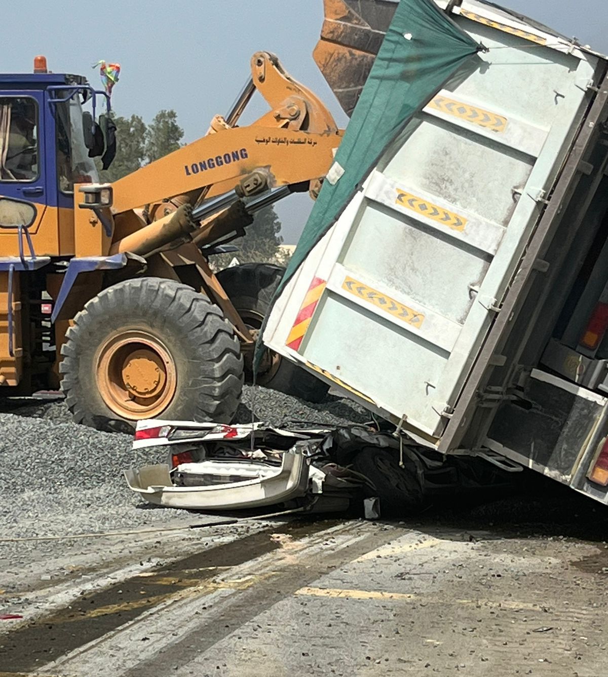 وفاة مواطنين في حادث اصطدام وسقوط شاحنة بالفجيرة