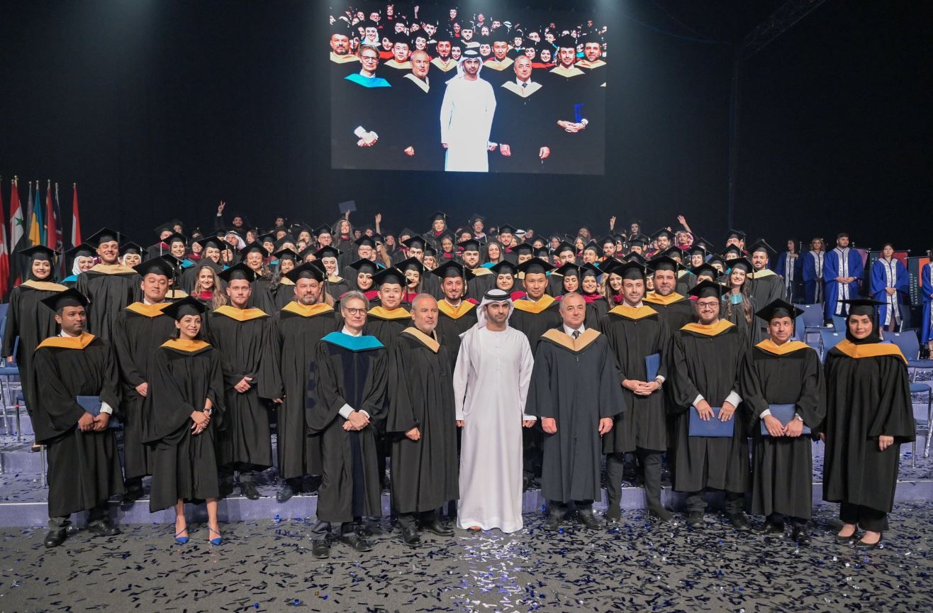 منصور بن محمد يشهد حفل تخريج الدفعة 26 للجامعة الأمريكية بدبي