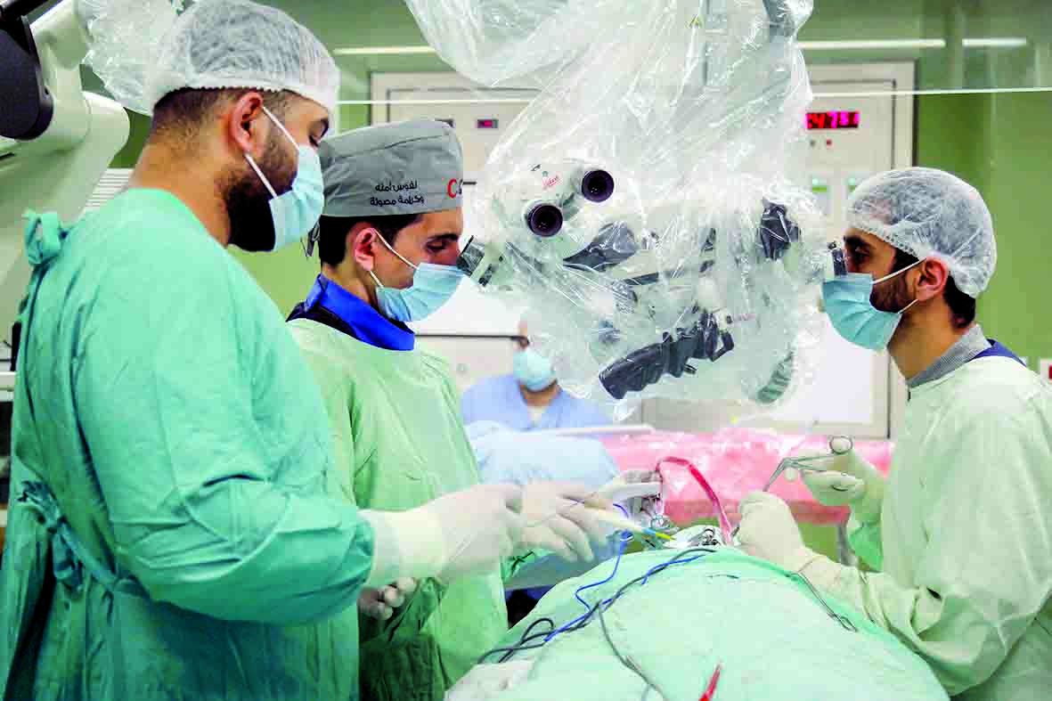 أطباء الهلال الأحمر القطري ينقذون جرحى العدوان على غزة