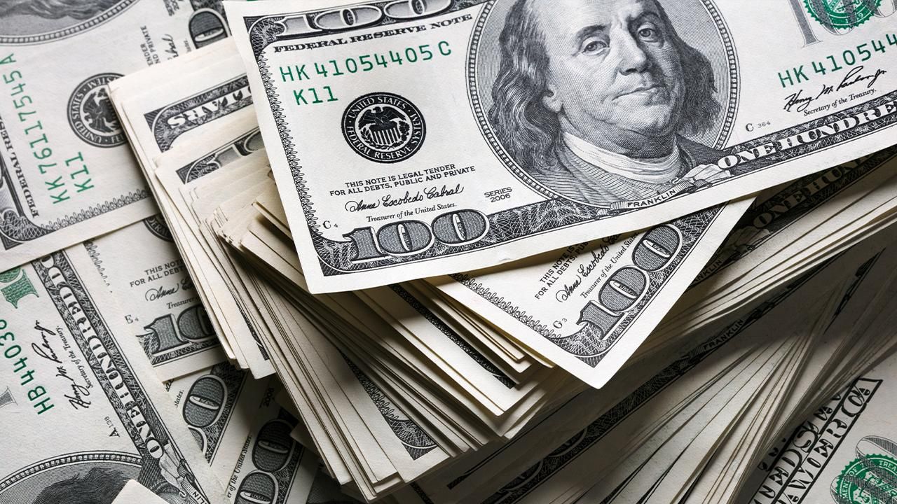 مؤشر الدولار يرتفع إلى أعلى مستوى منذ أبريل
