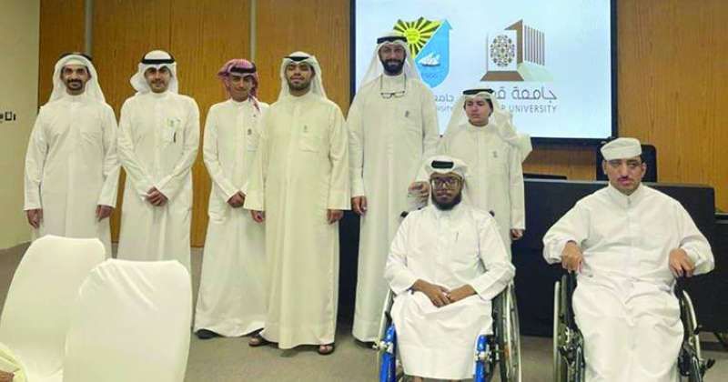 أعضاء الوفد الكويتي مع ممثلي جامعة قطر خلال الزيارة