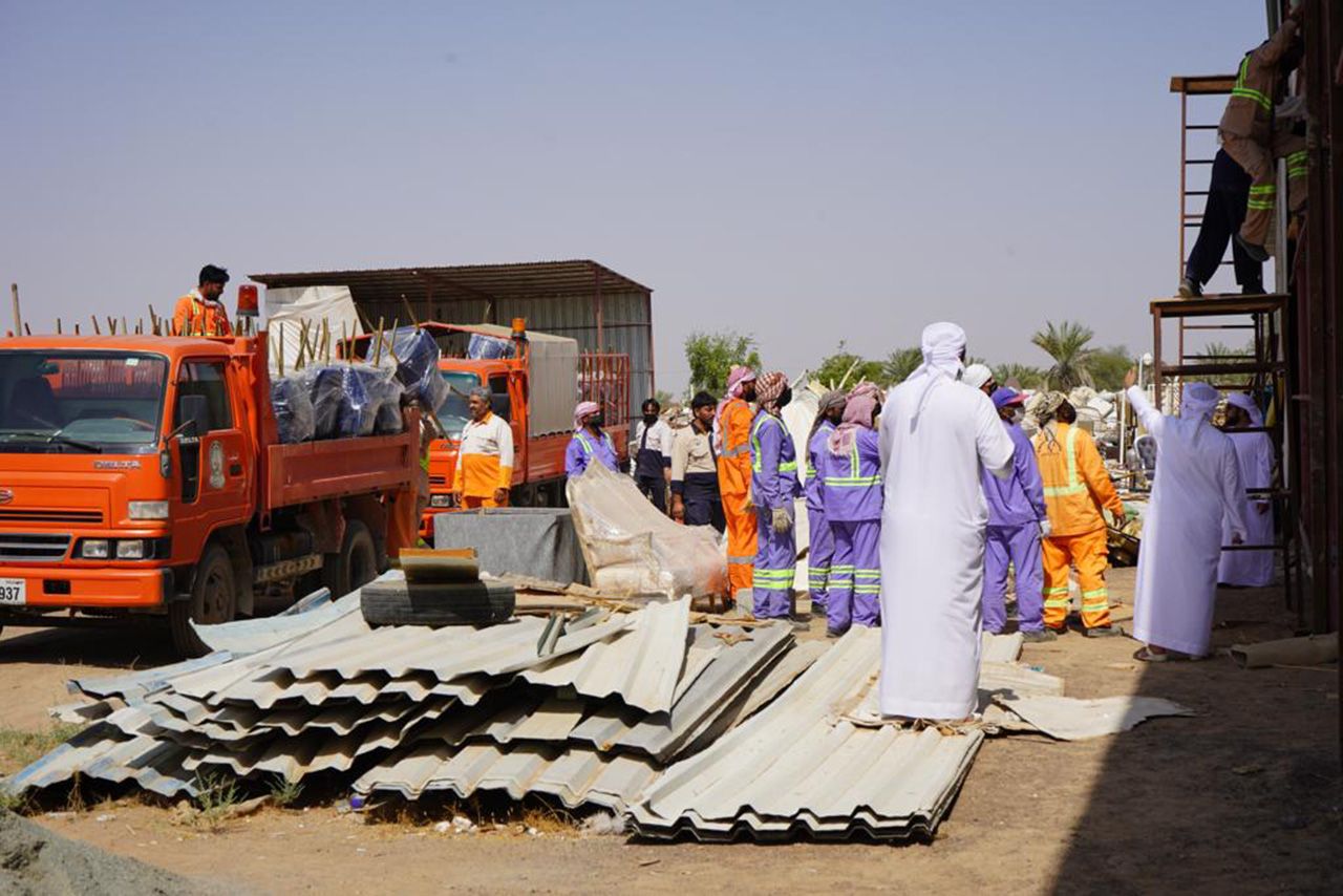 بلدية الذيد تخالف 23 مزرعة حولها أصحابها إلى مصانع وورش