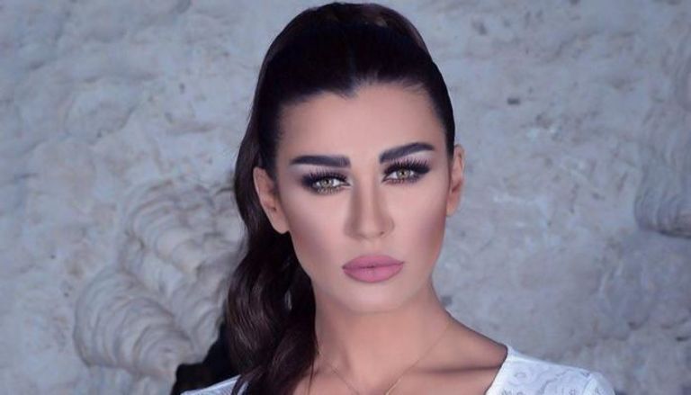 نادين الراسي بفستان جريء شفاف