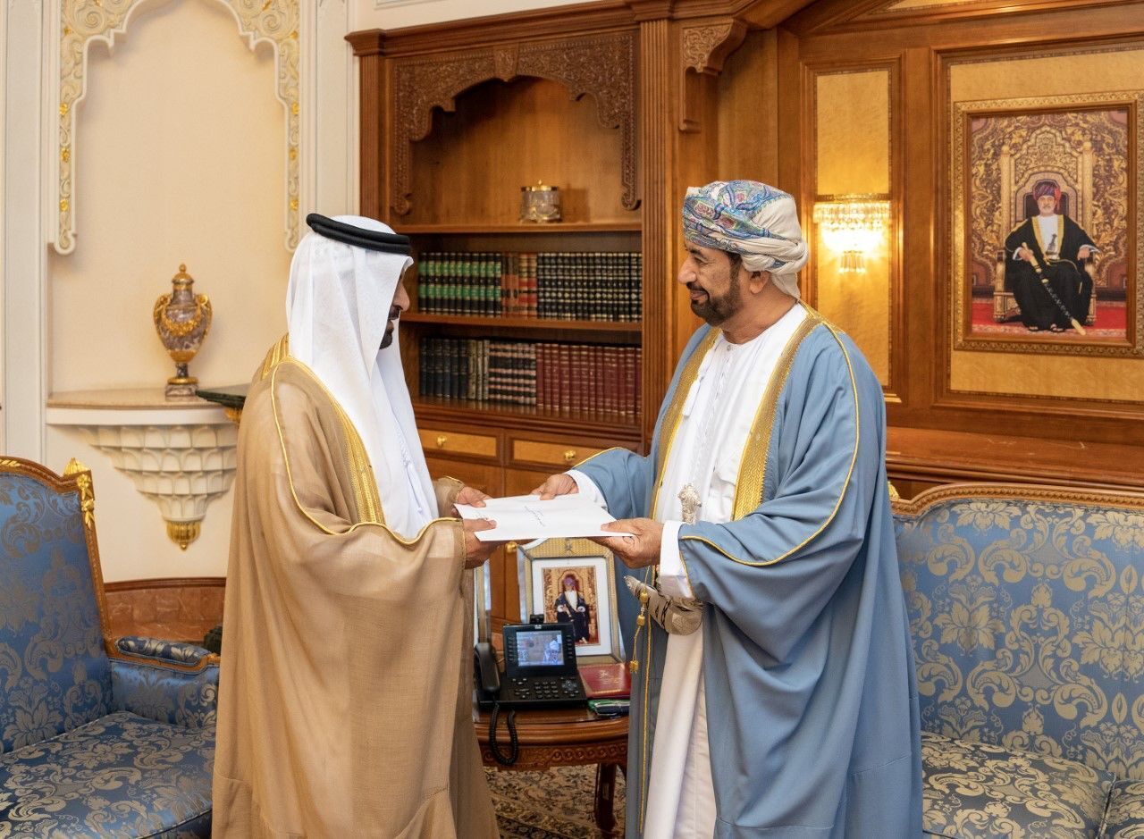 رئيس الدولة يبعث رسالة خطية لسلطان عُمان تتضمن دعوة لحضور COP28
