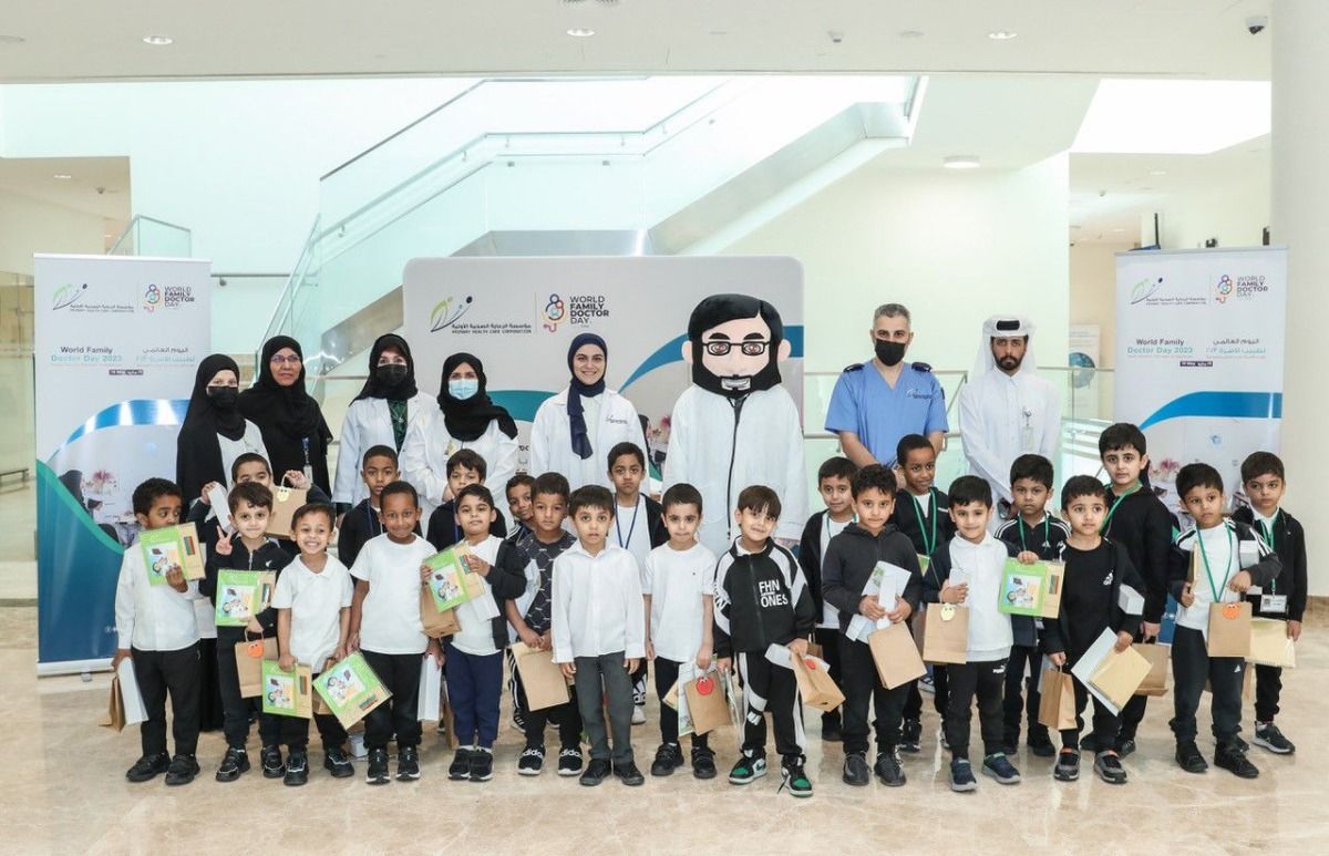 يكون أكثر دراية بكافة الحالات المرضية بين أفرادها..  الرعاية:  " طبيب الأسرة نموذج لضمانٌ لحياة صحية مستقرة