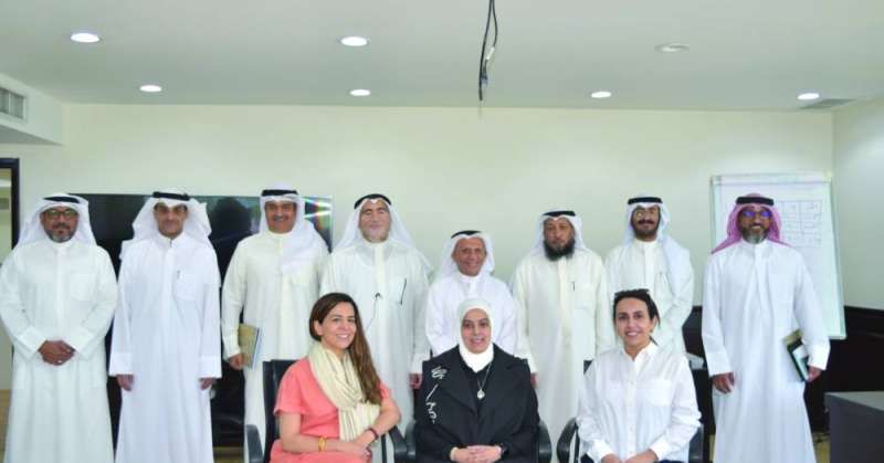 عادل المشري وعدد من المشاركين بالورشة