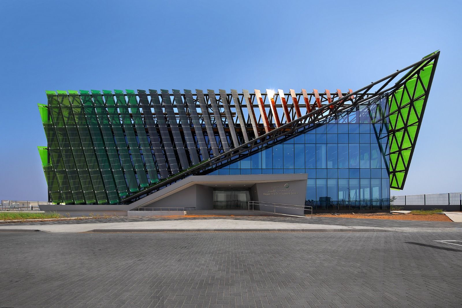 "كهرباء ومياه دبي" تنشر 4 أوراق بحثية حول الفضاء خلال العام 2022