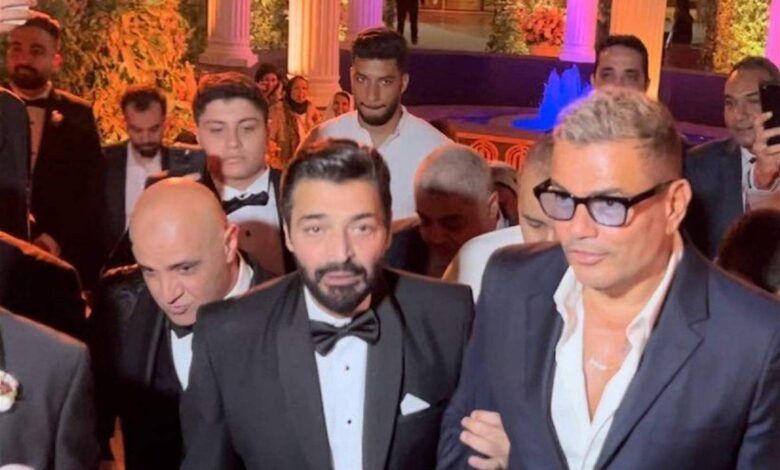 عمرو دياب يضـرب معجب حاول التقاط صورة معه