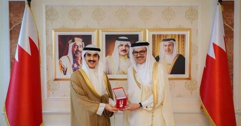 وزير خارجية البحرين يسلم سفير الكويت (وسام الأمير سلمان بن حمد للاستحقاق الطبي)