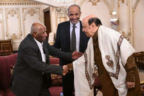الرئيس السابق عبد ربه منصور هادي يستقبل اللواءين الصبيحي وفيصل رجب 