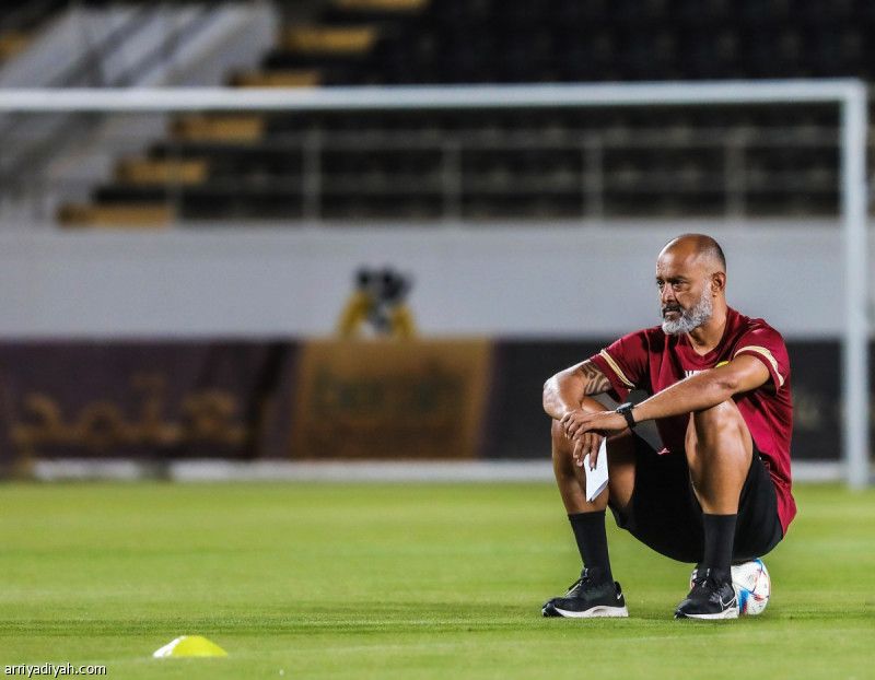 سانتو يفاضل بين كوستا والناشري