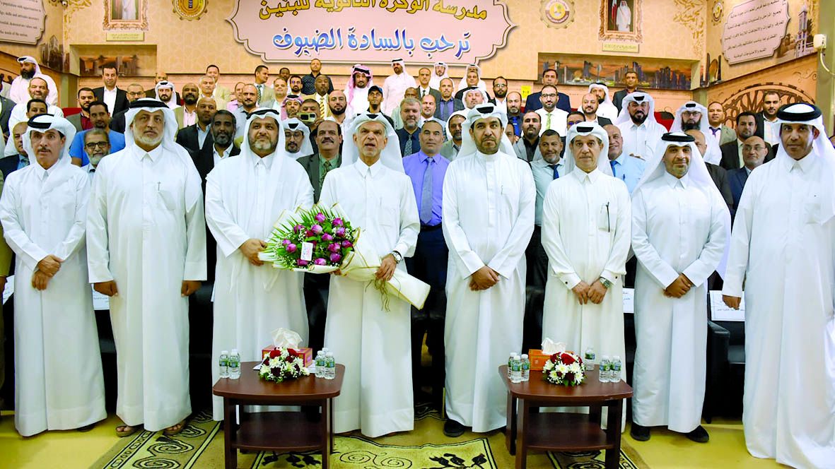 طلاب «الوكرة الثانوية» يودّعون مديرهم يوسف العبدالله