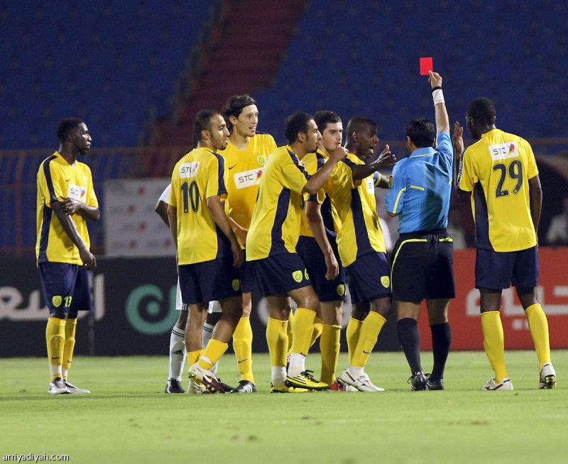 النصر والشباب.. بطاقات ومشادات