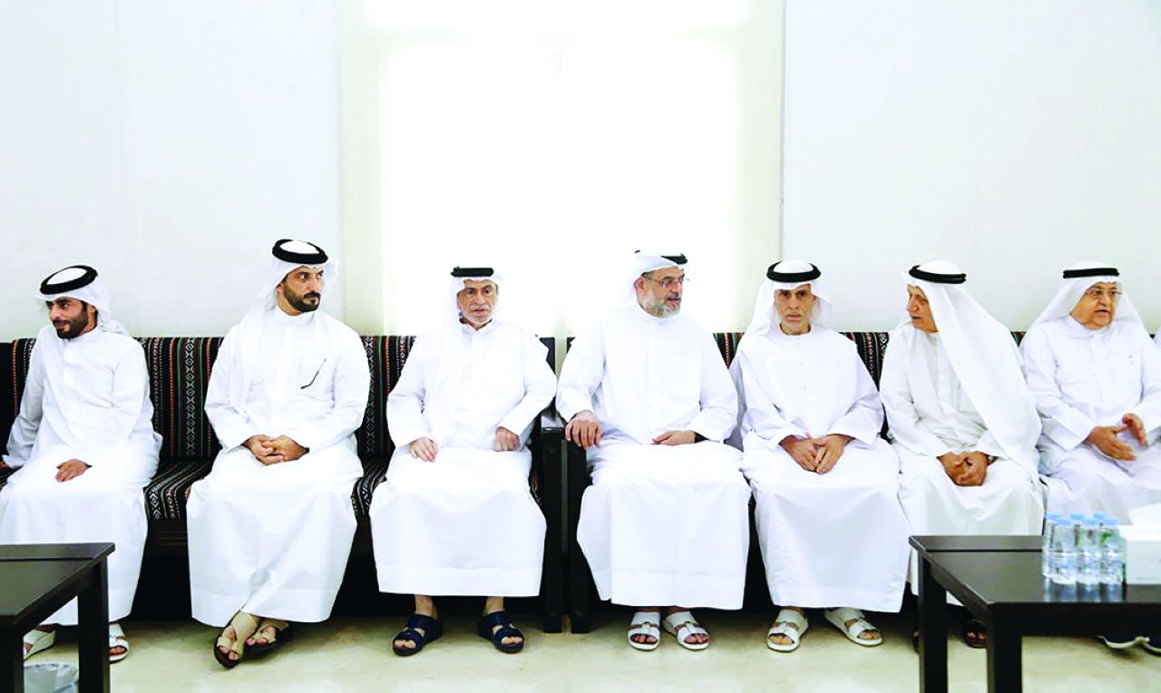 ولي عهد الشارقة وسلطان بن أحمد يعزيان في وفاة عبدالعزيز المدفع