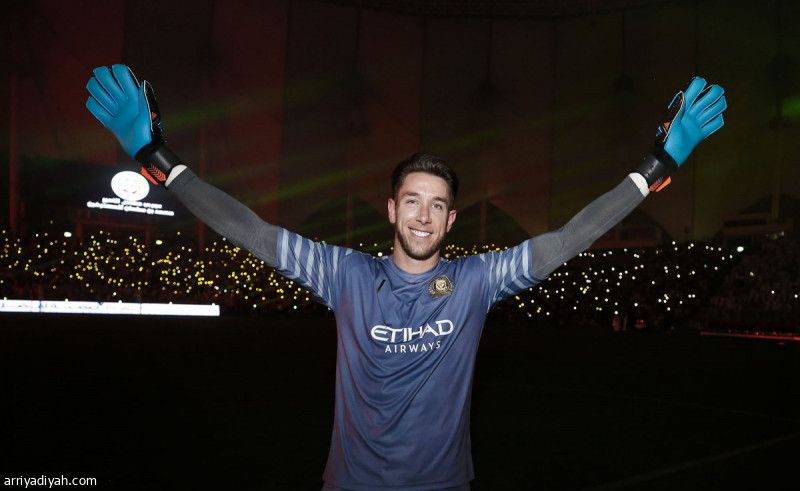 براد جونز يعلق القفاز