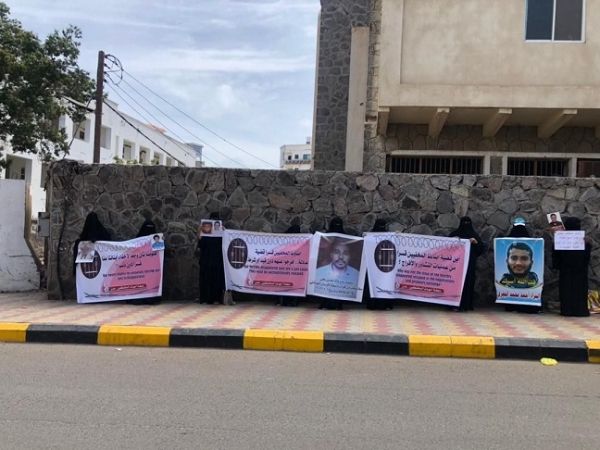 "أمهات المختطفين" تستنكر استمرار تجاهل ملف المخفيين قسرا في سجون الانتقالي بعدن