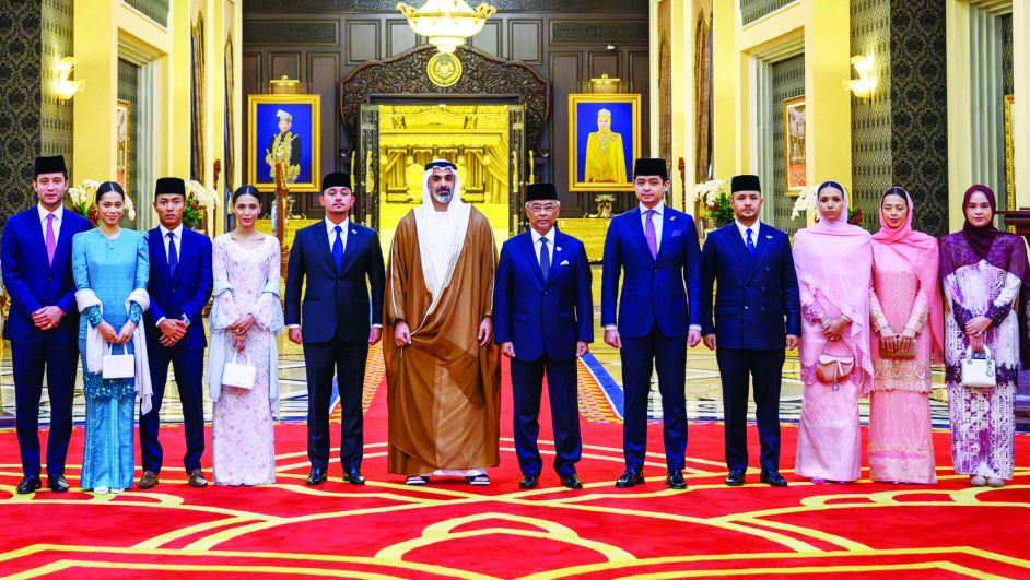 ملك ماليزيا يمنح خالد بن محمد وسامين من الطراز الرفيع