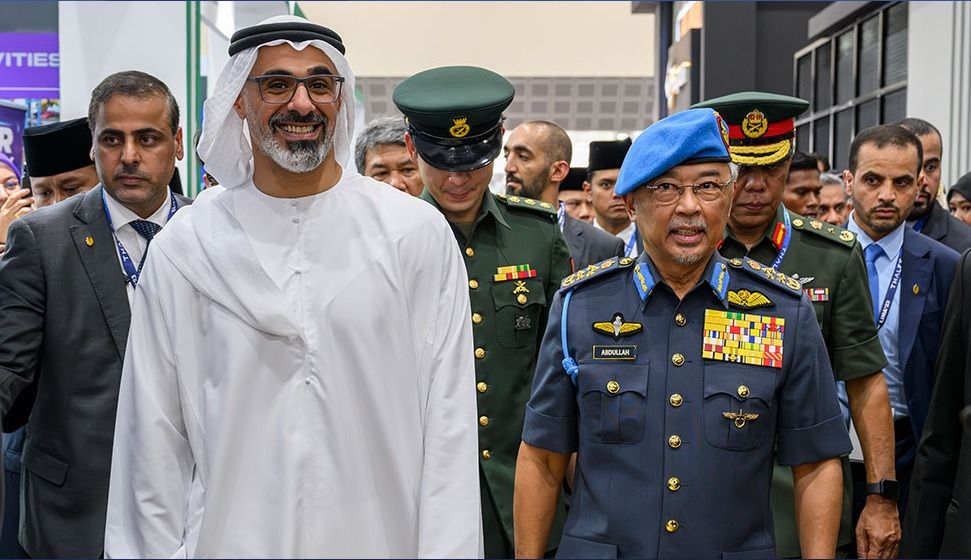 برفقة ملك ماليزيا، خالد بن محمد بن زايد يزور معرض "الملاحة والفضاء"