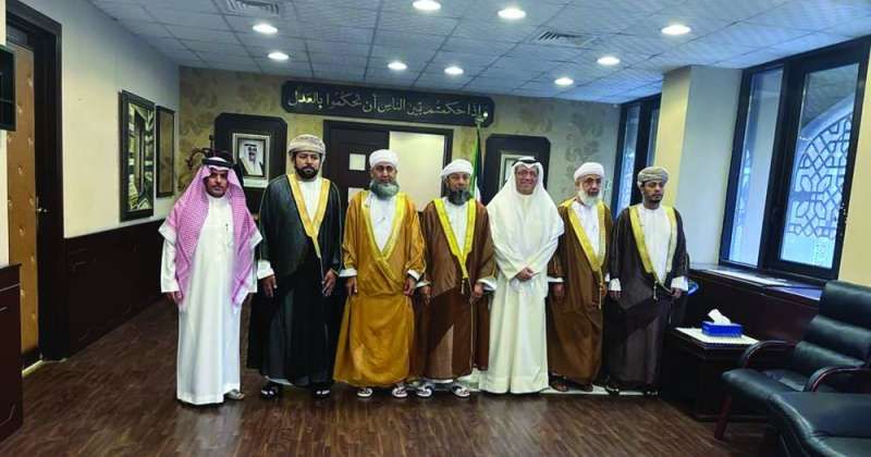 المستشار بورسلي متوسطاً الوفد العماني