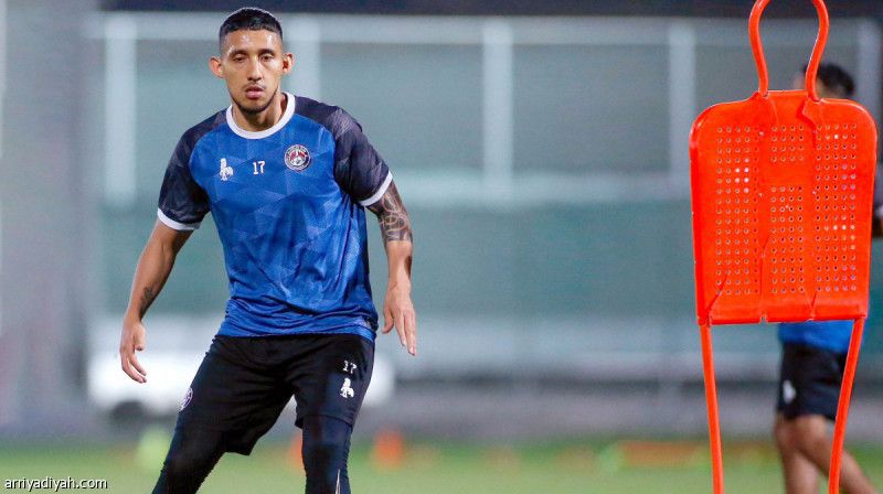 طالب بنسيان الهلال.. سيفيلا يحفز العدالة