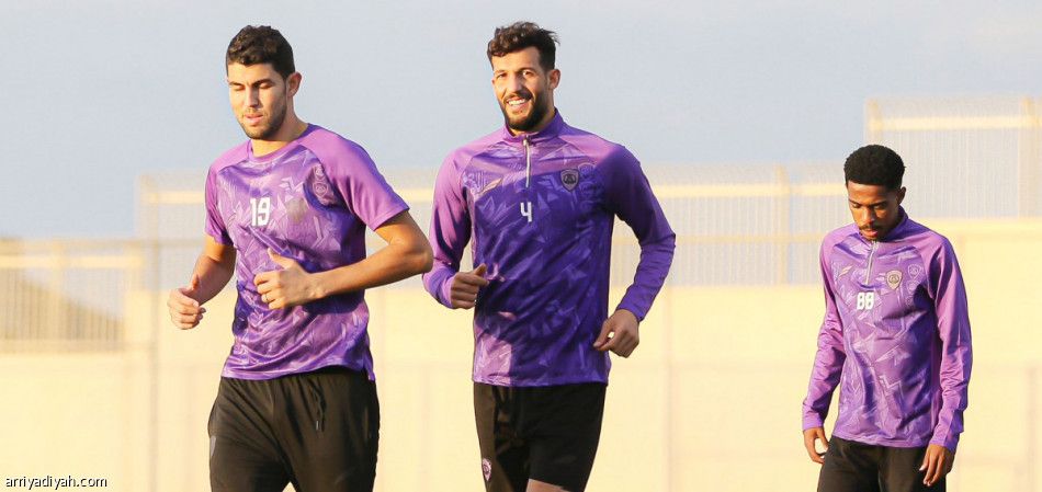 كومانس يهاجم بالأطراف