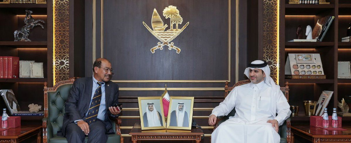 محافظ مصرف قطر المركزي يجتمع مع نائب رئيس مجلس النواب الإقليمي الإندونيسي