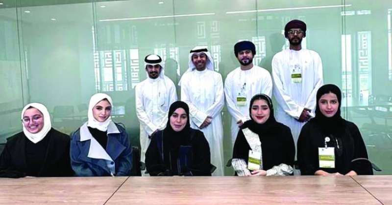 الوفد الطلابي العماني في لقطة خلال زيارته لجامعة الشدادية