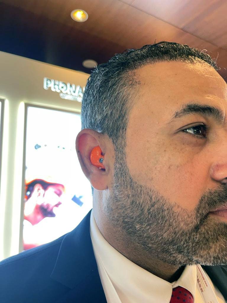 دبي تشهد عرض أصغر سماعة ذكية في العالم للمحافظة على السمع