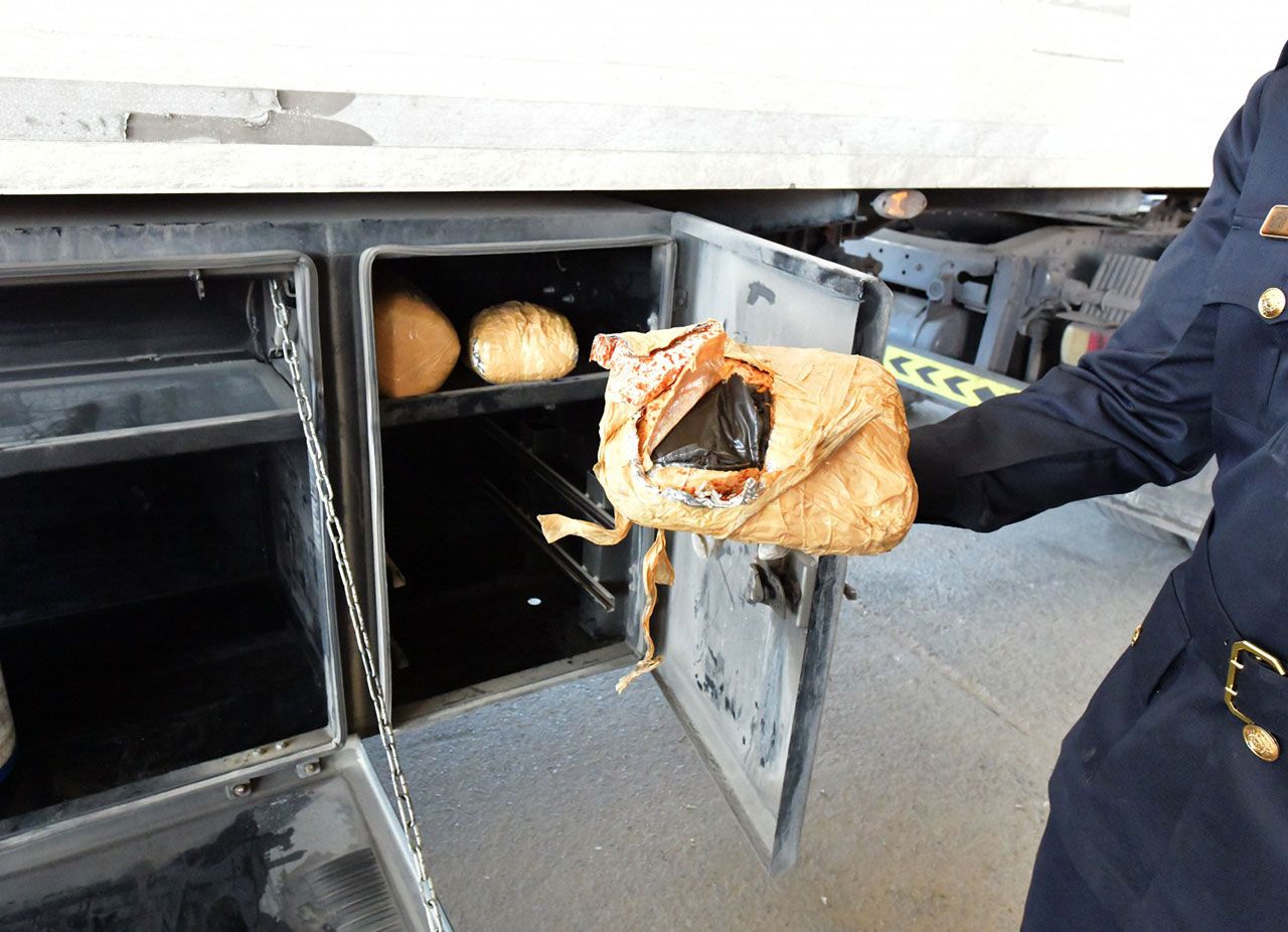 "جمارك الشارقة" تُحبط تهريب 60 كيلوجراماً من المواد المخدرة