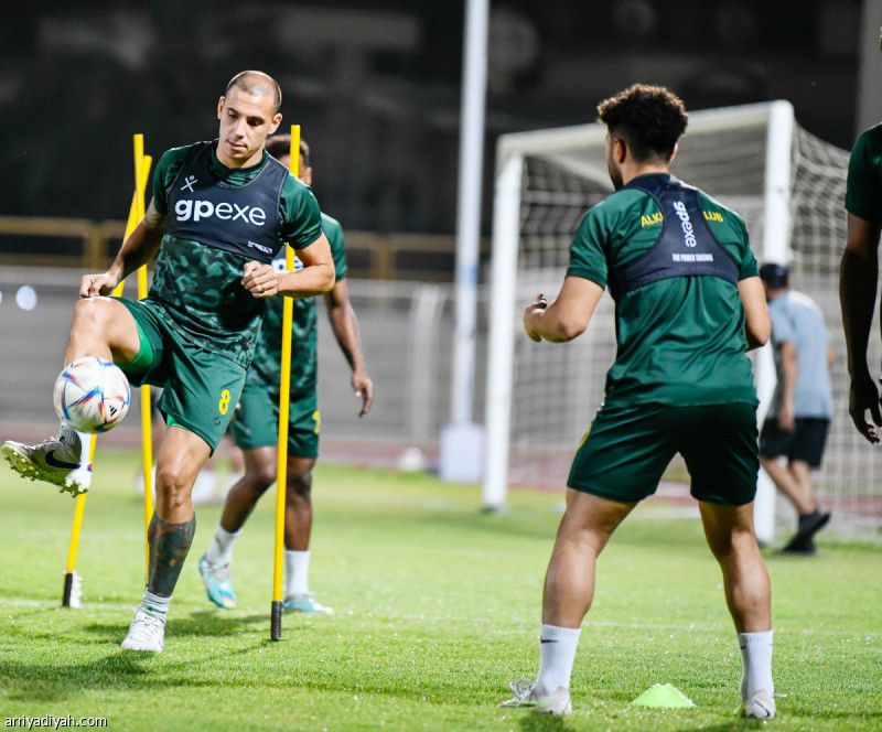 الخليج.. لمسة واحدة وتسديد من الخارج