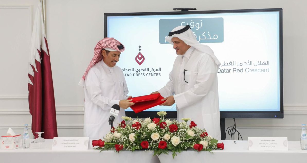 توقيع مذكرة تفاهم بين "الهلال الأحمر" والمركز القطري للصحافة