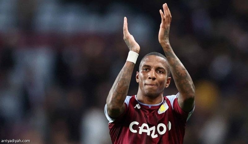 أستون فيلا يعلن رحيل يونج