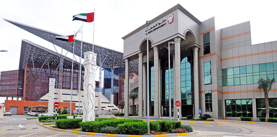 تغريم عصابة استولت على سيارة بـ 405 آلاف درهم بشيك مزور